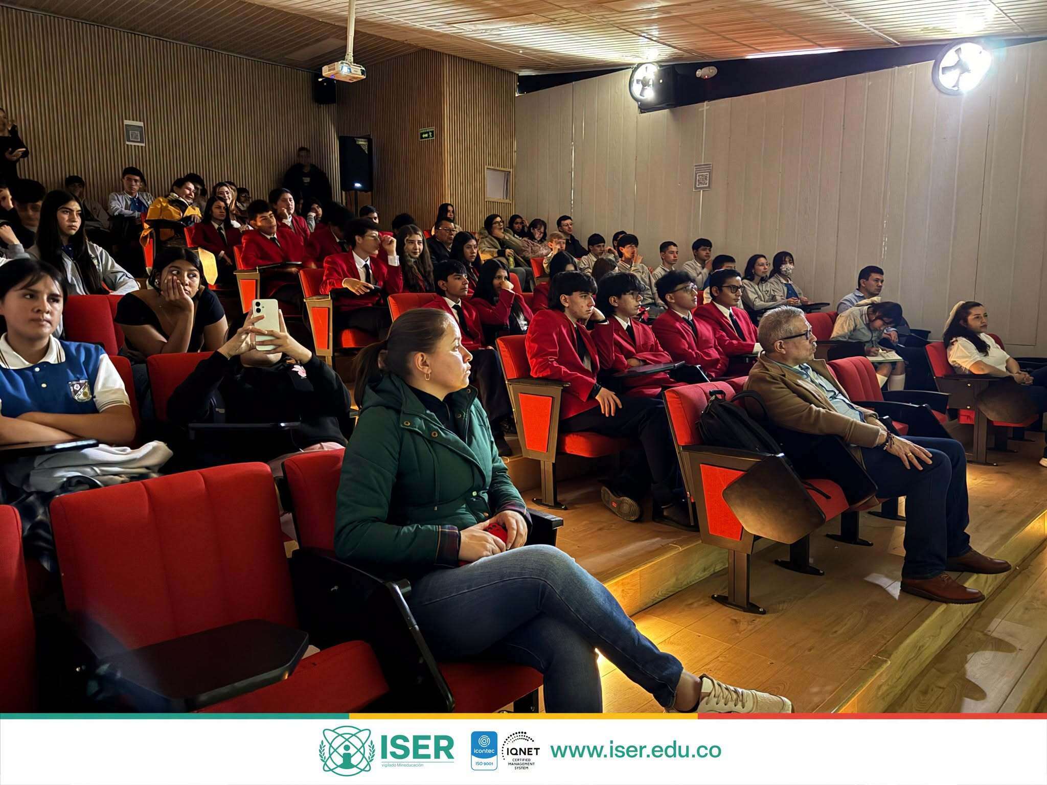 El-ISER-conmemoró-el-Día-Mundial-del-Medio-Ambiente-con-foro-académico-sobre-eficiencia-energética-y_2