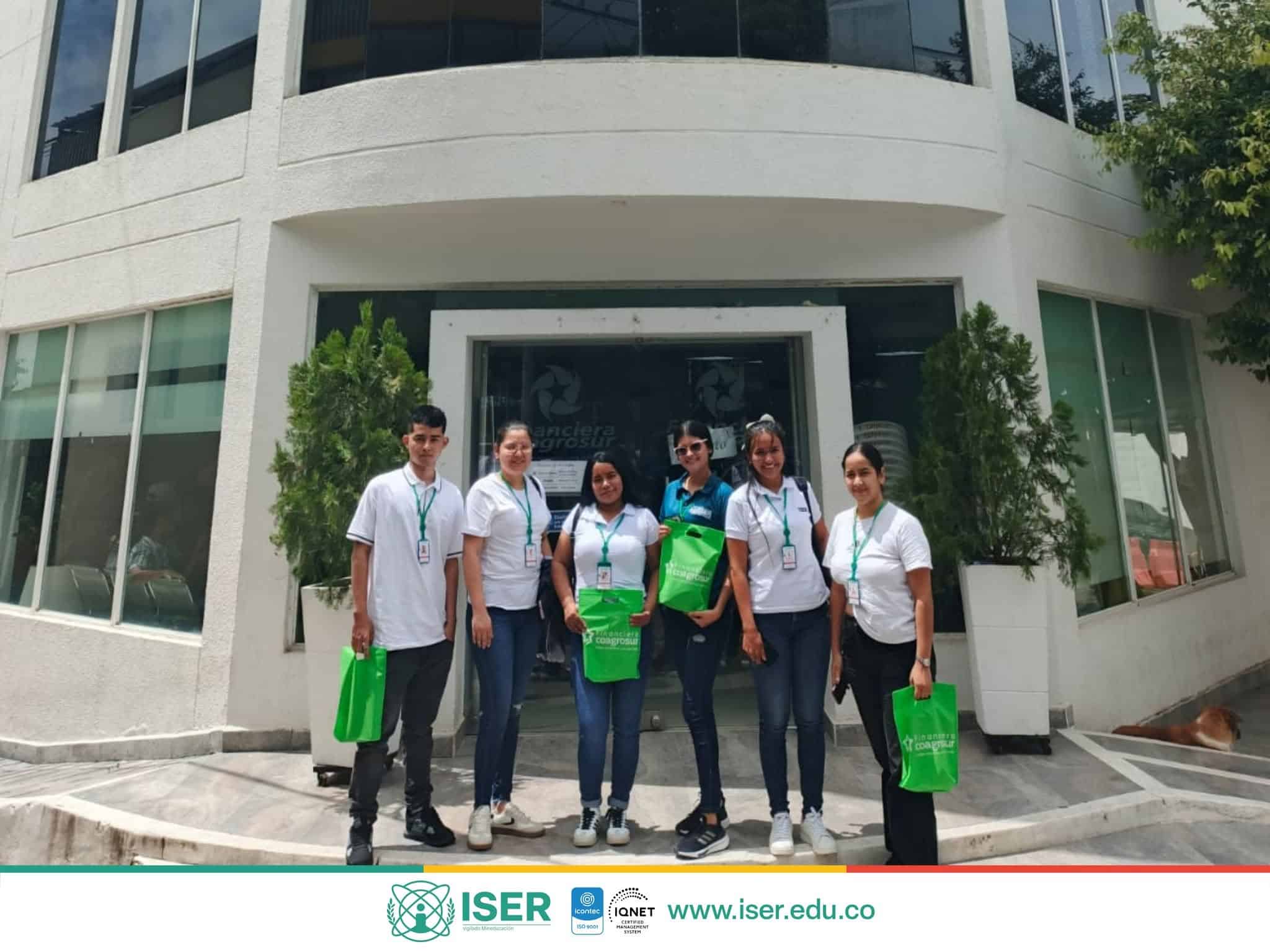 Estudiantes de Gestión Empresarial realizan visita académica a Coagrosur 2