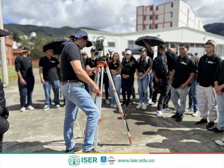 Estudiantes de Ingeniería Civil de la Universidad de Pamplona realizaron una visita técnica al Instituto Superior de Educación Rural ISER, en el marco del curso de Topografía. 1